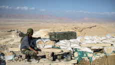 Боец из подразделения Сирийской Хезболлы на наблюдательном пункте в 20 км к западу от Пальмиры Боец из подразделения Сирийской Хезболлы на наблюдательном пункте в 20 км к западу от Пальмиры