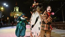Участники театрализованного парада цирковых акробатов и барабанщиков на открытии самого крупного катка в Европе на ВДНХ Участники театрализованного парада цирковых акробатов и барабанщиков на открытии самого крупного катка в Европе на ВДНХ