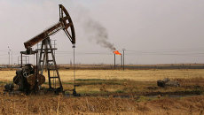 Вышки на нефтяном месторождении. Архивное фото Вышки на нефтяном месторождении. Архивное фото