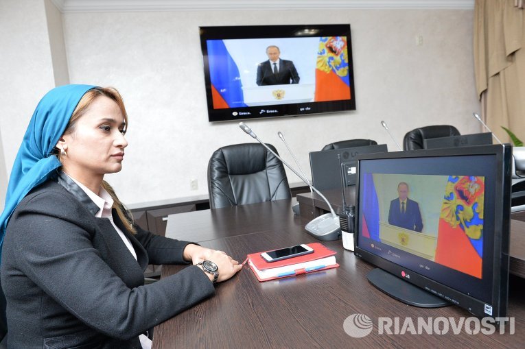 Сотрудница МЧС России по Чеченской Республике смотрит телевизионную трансляцию послания президента РФ Владимира Путина к Федеральному Собранию Сотрудница МЧС России по Чеченской Республике смотрит телевизионную трансляцию послания президента РФ Владимира Путина к Федеральному Собранию