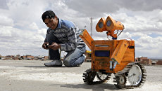 Боливийский студент собрал реплику персонажа Wall-E из мусора Боливийский студент собрал реплику персонажа Wall-E из мусора