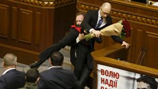 Депутат Олег Барна пытается удалить премьер-министра Арсения Яценюка с трибуны во время заседания парламента в Киеве Депутат Олег Барна пытается удалить премьер-министра Арсения Яценюка с трибуны во время заседания парламента в Киеве