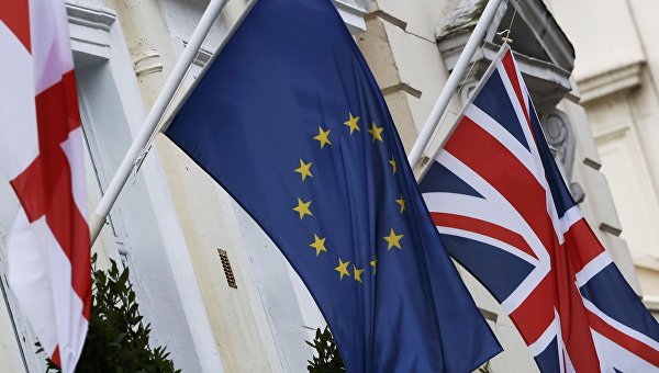 Флаги Евросоюза и Великобритании на отеле в Лондоне. Архивное