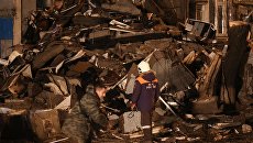 Сотрудник МЧС РФ у разрушенного в результате взрыва бытового газа многоэтажного дома по улице Космонавтов в Волгограде Сотрудник МЧС РФ у разрушенного в результате взрыва бытового газа многоэтажного дома по улице Космонавтов в Волгограде