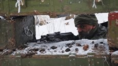 Бойцы ополчения на линии разграничения. Архивное фото Бойцы ополчения на линии разграничения. Архивное фото