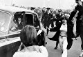 Автомобиль с участниками группы The Beatles в окружении фанатов. Лондон, Англия. 1965 год Автомобиль с участниками группы The Beatles в окружении фанатов. Лондон, Англия. 1965 год