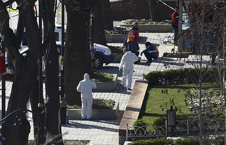 Полиция на месте взрыва в Стамбуле Полиция на месте взрыва в Стамбуле