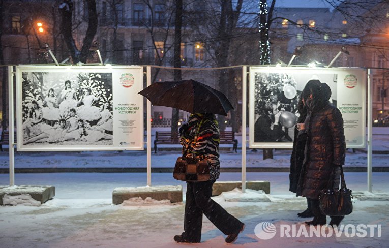 Прохожие во время снегопада на Тверском бульваре в Москве Прохожие во время снегопада на Тверском бульваре в Москве