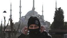 Сотрудник полиции на месте взрыва в Стамбуле. Архивное фото Сотрудник полиции на месте взрыва в Стамбуле. Архивное фото
