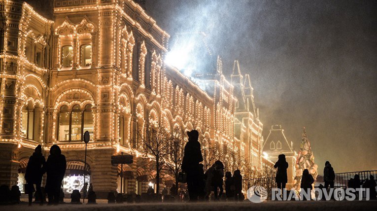 Прохожие во время снегопада на Красной площади в Москве Прохожие во время снегопада на Красной площади в Москве