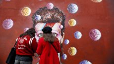 Фанат у стены Дэвида Боуи в Брикстоне, Лондон Фанат у стены Дэвида Боуи в Брикстоне, Лондон