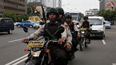 Полиция Индонезии на улице Джакарты Полиция Индонезии на улице Джакарты