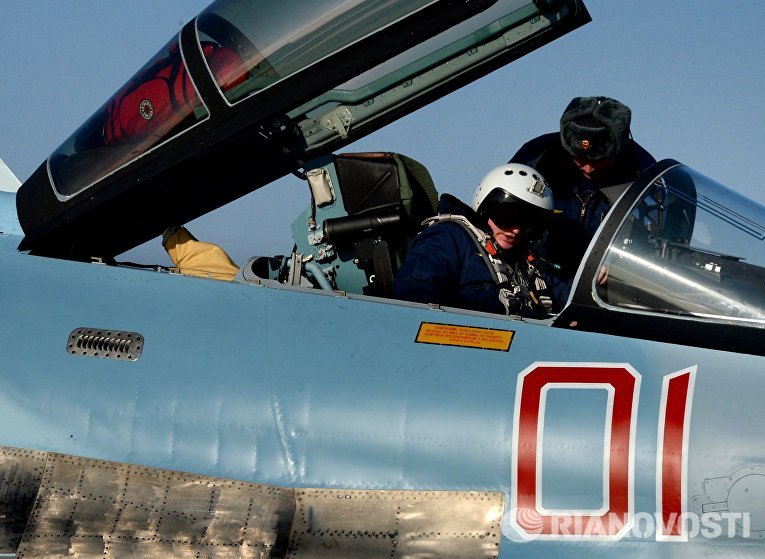 Летчик в истребителе Су-35С после приземления в истребительном авиационном полку на аэродроме Центральная Угловая в Приморском крае Летчик в истребителе Су-35С после приземления в истребительном авиационном полку на аэродроме Центральная Угловая в Приморском крае