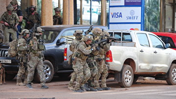 Cилы безопасности Буркина-Фасо у захваченного отеля в Уагудугу, 16 января 2016