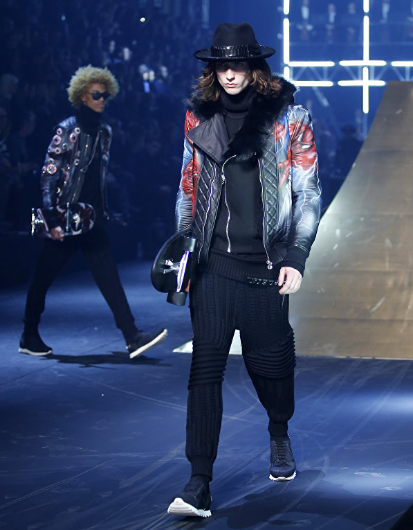 Модель представляет коллекцию Philipp Plein на неделе моды в Милане Модель представляет коллекцию Philipp Plein на неделе моды в Милане