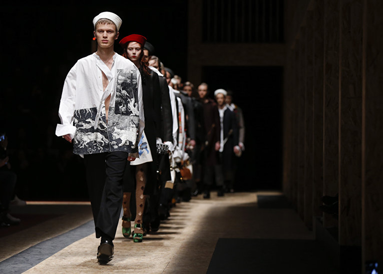 Модели представляют коллекцию Prada на неделе моды в Милане Модели представляют коллекцию Prada на неделе моды в Милане