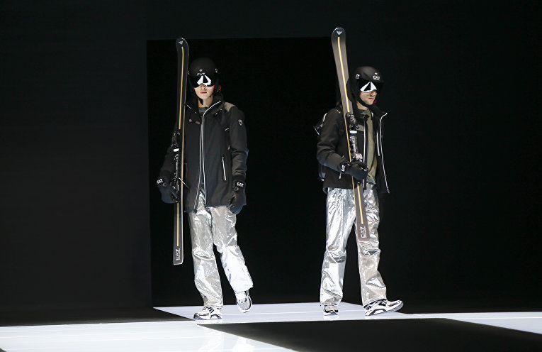 Модели представляют коллекцию Emporio Armani на неделе моды в Милане Модели представляют коллекцию Emporio Armani на неделе моды в Милане