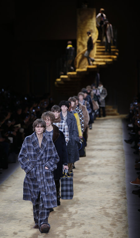 Модели представляют коллекцию Fendi на неделе моды в Милане Модели представляют коллекцию Fendi на неделе моды в Милане