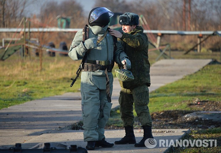 Сапер инженерных войск Южного военного округа готовится к занятиям по разминированию на учебном полигоне Ханкала, расположенного в 7 километрах от Грозного Сапер инженерных войск Южного военного округа готовится к занятиям по разминированию на учебном полигоне Ханкала, расположенного в 7 километрах от Грозного