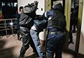 Сотрудники правоохранительных органов производят задержание у здания парламента в Кишиневе Сотрудники правоохранительных органов производят задержание у здания парламента в Кишиневе