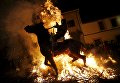 Человек едет на лошади через огонь во время ежегодного религиозного праздника Luminarias в канун дня Святого Антония Человек едет на лошади через огонь во время ежегодного религиозного праздника Luminarias в канун дня Святого Антония