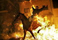 Мужчина скачет на лошади через костер во время фестиваля в честь Святого Антония Las Luminarias в селении Сан-Бартоломе де Пинарес, Испания Мужчина скачет на лошади через костер во время фестиваля в честь Святого Антония Las Luminarias в селении Сан-Бартоломе де Пинарес, Испания