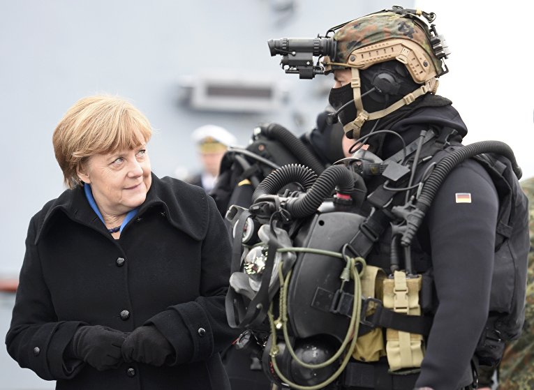 Канцлер Германии Ангела Меркель во время визита в военно-морскую базу командования в Киль, Германия Канцлер Германии Ангела Меркель во время визита в военно-морскую базу командования в Киль, Германия