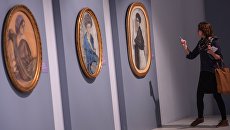 Посетительница у картин Портрет Г.Л.Гиршман, 1911, Портрет Е.П.Олив, 1909 и Портрет С.В.Олсуфьевой, 1911 на открытии выставки Валентин Серов Посетительница у картин Портрет Г.Л.Гиршман, 1911, Портрет Е.П.Олив, 1909 и Портрет С.В.Олсуфьевой, 1911 на открытии выставки Валентин Серов