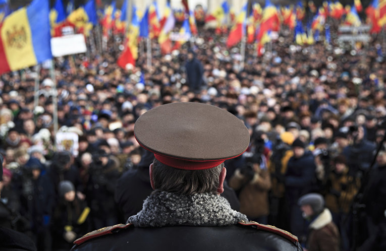Генерал молдавской армии во время протестов в Кишинёве Генерал молдавской армии во время протестов в Кишинёве