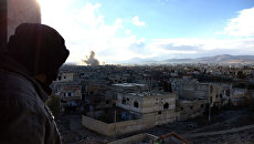 Боец Сирийской арабской армии на огневой позиции в ходе боевых действий против отрядов террористов в пригороде Дамаска Дарайе Боец Сирийской арабской армии на огневой позиции в ходе боевых действий против отрядов террористов в пригороде Дамаска Дарайе