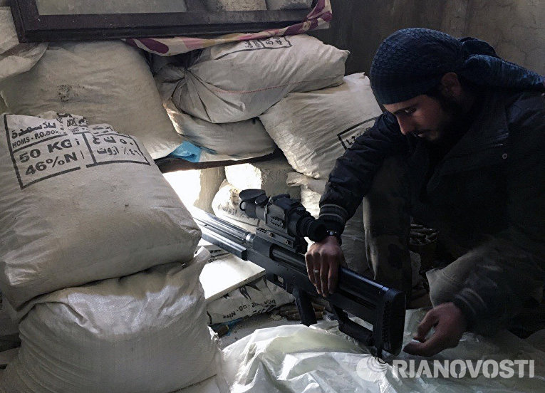 Боец Сирийской арабской армии на огневой позиции в ходе боевых действий против отрядов террористов в пригороде Дамаска Дарайе Боец Сирийской арабской армии на огневой позиции в ходе боевых действий против отрядов террористов в пригороде Дамаска Дарайе