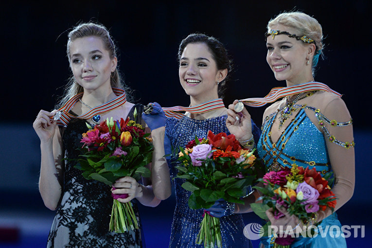 Призеры соревнований в женском одиночном катании на чемпионате Европы по фигурному катанию в Братиславе на церемонии награждения Призеры соревнований в женском одиночном катании на чемпионате Европы по фигурному катанию в Братиславе на церемонии награждения