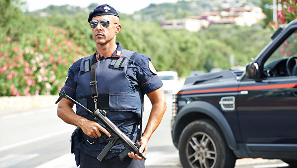 Итальянский полицейский. Архивное фото