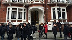 Возле посольства Эквадора в Лондоне. Архивное фото Возле посольства Эквадора в Лондоне. Архивное фото