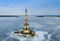 Затопленная водами Угличского водохранилища колокольня Никольского собора Затопленная водами Угличского водохранилища колокольня Никольского собора