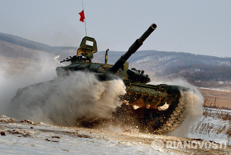 Танк Т-72 на дистанции второго этапа по танкового биатлону Танк Т-72 на дистанции второго этапа по танкового биатлону