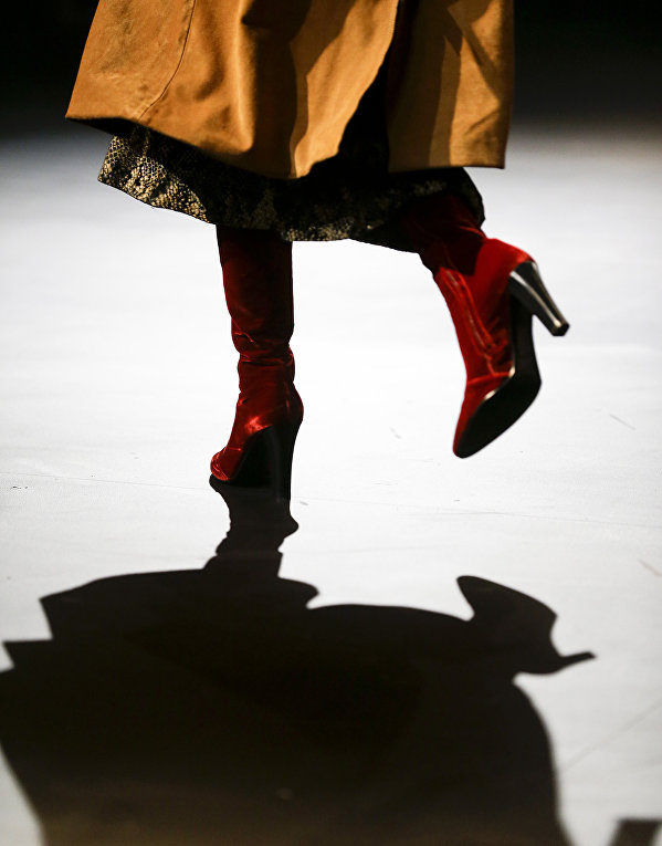 Модель на показе Saint Laurent Модель на показе Saint Laurent