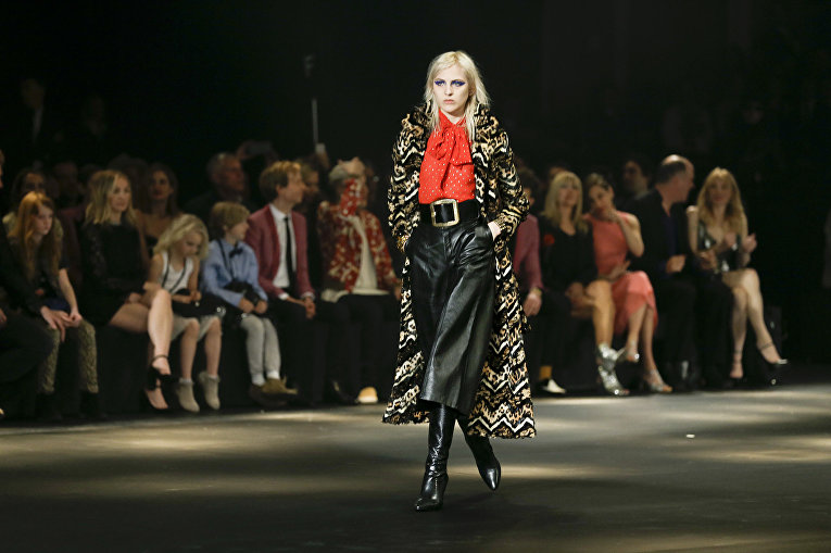 Модель на показе Saint Laurent Модель на показе Saint Laurent