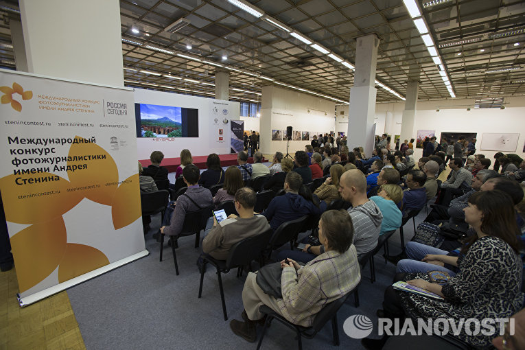 Посетители на фотовыставке, которая открылась в рамках III Общероссийского фестиваля природы Первозданная Россия в Центральном Доме Художника в Москве Посетители на фотовыставке, которая открылась в рамках III Общероссийского фестиваля природы Первозданная Россия в Центральном Доме Художника в Москве