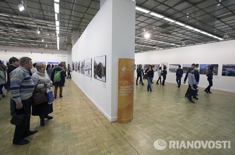Посетители на фотовыставке, которая открылась в рамках III Общероссийского фестиваля природы Первозданная Россия в Центральном Доме Художника в Москве Посетители на фотовыставке, которая открылась в рамках III Общероссийского фестиваля природы Первозданная Россия в Центральном Доме Художника в Москве