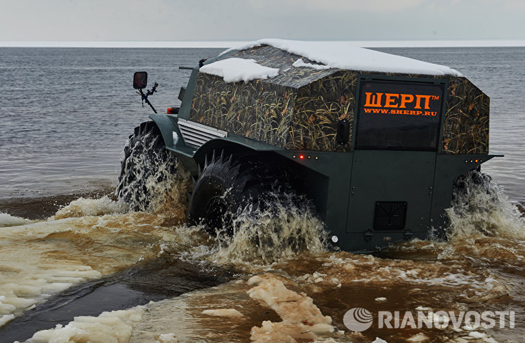 Демонстрация отечественного вездехода-амфибии Шерп на берегу Ладожского озера в Ленинградской области Демонстрация отечественного вездехода-амфибии Шерп на берегу Ладожского озера в Ленинградской области