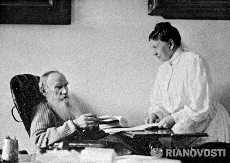 Писатель Лев Николаевич Толстой с женой Софьей Андреевной Толстой Писатель Лев Николаевич Толстой с женой Софьей Андреевной Толстой