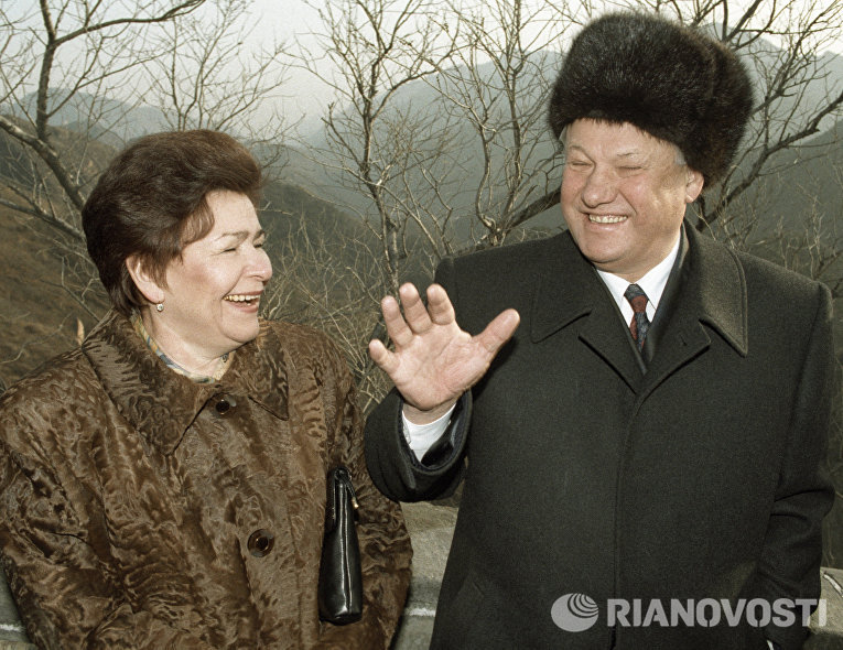 Президент России Борис Ельцин с супругой Наиной Ельциной во время осмотра Великой Китайской стены Президент России Борис Ельцин с супругой Наиной Ельциной во время осмотра Великой Китайской стены