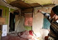 Местный житель у разрушенного дома в поселке Зайцево в Донецкой области Местный житель у разрушенного дома в поселке Зайцево в Донецкой области