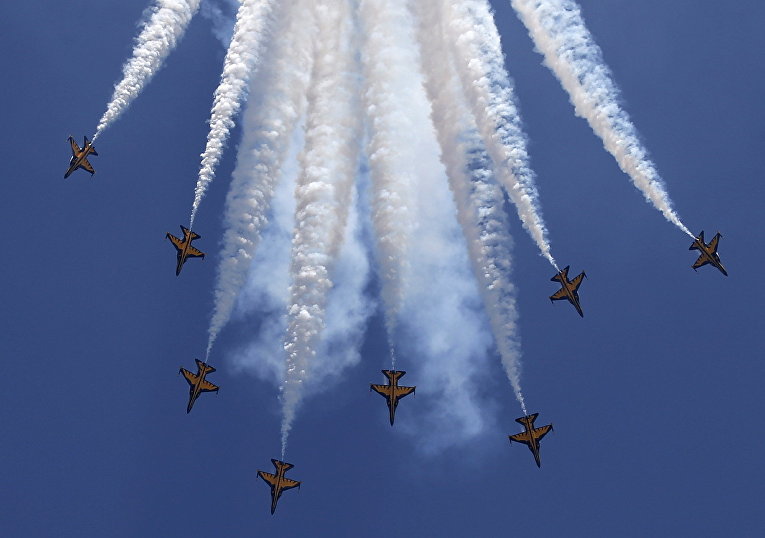 Выступление пилотажной группы Black Eagles из Южной Кореи на авиашоу Singapore Airshow в Сингапуре Выступление пилотажной группы Black Eagles из Южной Кореи на авиашоу Singapore Airshow в Сингапуре