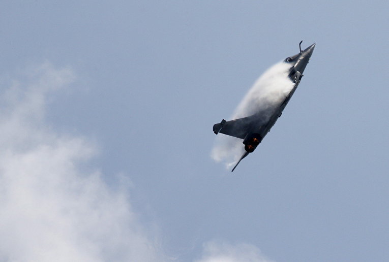 Истребитель Dassault Rafale французских ВВС на авиашоу Singapore Airshow в Сингапуре Истребитель Dassault Rafale французских ВВС на авиашоу Singapore Airshow в Сингапуре