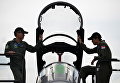 Технический персонал возле истребителя F-16 сингапурских ВВС на авиашоу Singapore Airshow Технический персонал возле истребителя F-16 сингапурских ВВС на авиашоу Singapore Airshow
