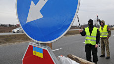 Украинские активисты блокируют движение российских фур во Львовской области. Архивное фото Украинские активисты блокируют движение российских фур во Львовской области. Архивное фото