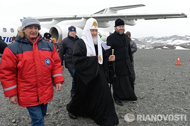 Начальник Российской Антарктической экспедиции Валерий Лукин и патриарх Московский и всея Руси Кирилл во время визита на остров Ватерлоо в Антарктиде Начальник Российской Антарктической экспедиции Валерий Лукин и патриарх Московский и всея Руси Кирилл во время визита на остров Ватерлоо в Антарктиде