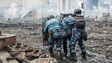 Сотрудники правоохранительных органов на площади Независимости в Киеве, где происходят столкновения митингующих и сотрудников милиции. 19 февраля 2014 Сотрудники правоохранительных органов на площади Независимости в Киеве, где происходят столкновения митингующих и сотрудников милиции. 19 февраля 2014